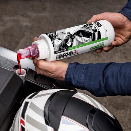 IPONE polusintetičko ulje za skutere sa mirisom JAGODE 2T R2000 Scoot 1L